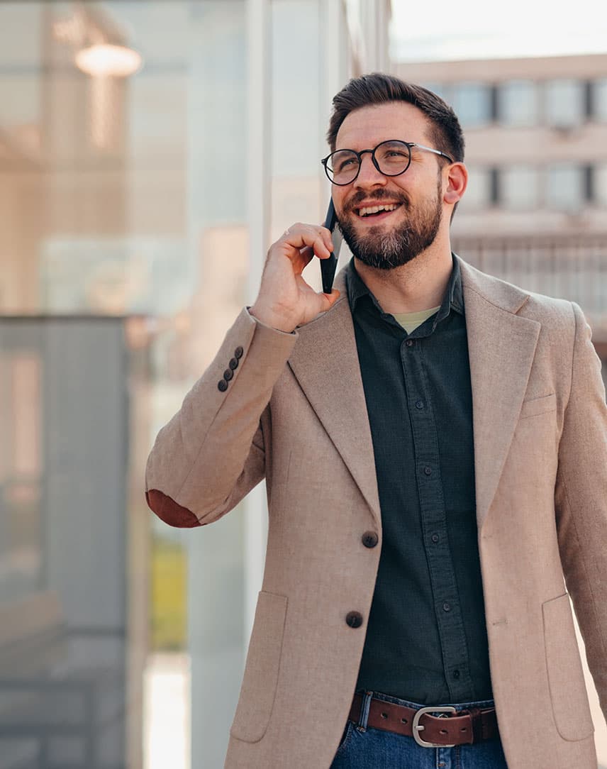 Mann in der Stadt telefoniert am Smartphone