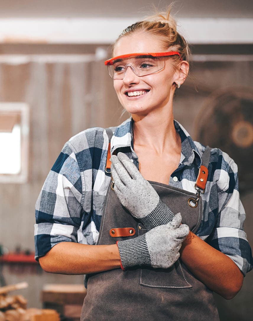 Frau mit Schutzkleidung in Werkstatt