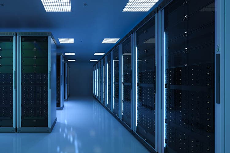 Blau erleuchtete Serverschränke in einem Rechenzentrum