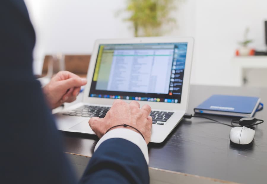Ein Mann, der an einem Laptop arbeitet