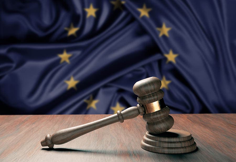 Bildkomposition: Europaflagge und Richter-Hammer