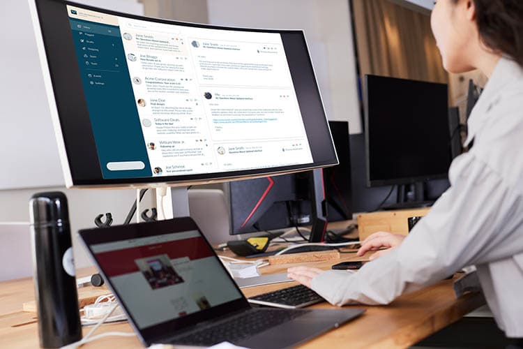 Eine Frau bearbeitet ihre Mails am Computer.