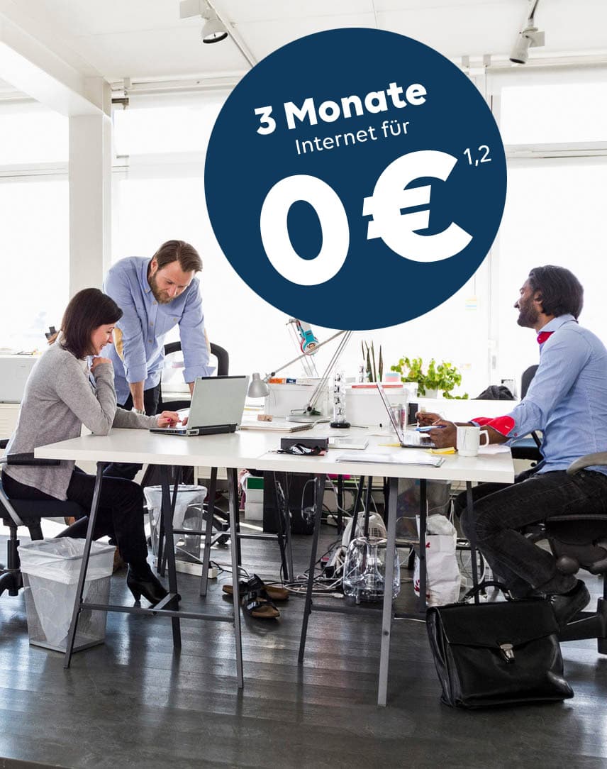 Ein Büro mit mehreren Mitarbeitenden, darüber ein Störer: 3 Monate Internet für 0 €.