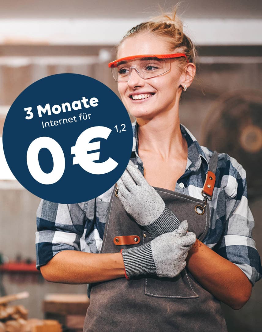 Eine Handwerkerin, die lächelt, darüber ein Störer: 3 Monate Internet für 0 €
