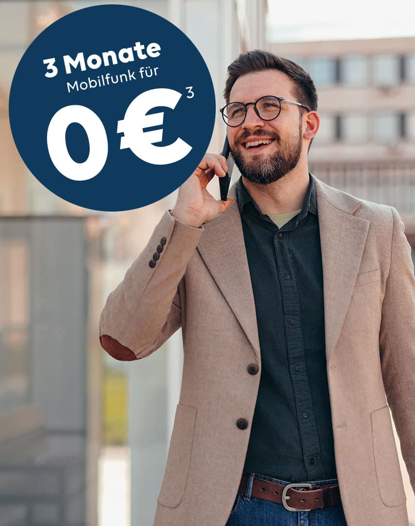 Ein Mann, der vor einem Gebäude telefoiert, darüber ein Störer mit dem Text: 3 Monate Mobilfunk 0 €
