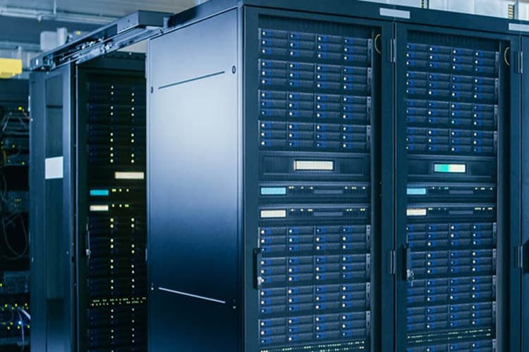 Rechenzentrum mit großen Servern