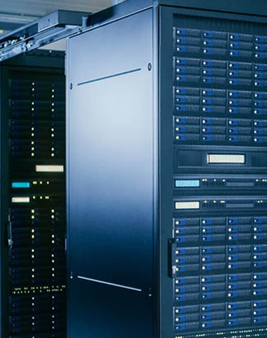 Rechenzentrum mit großen Servern