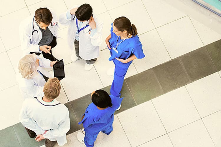 Gruppe von Ärzt:innen und Pflegerinnen aus der Vogelperspektive