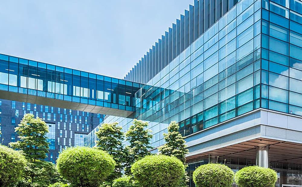 Außenansicht eines gläsernen Gebäudes