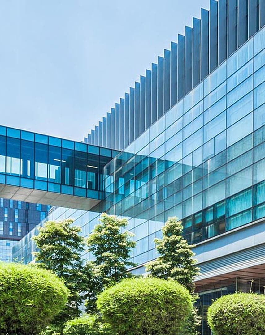 Außenansicht eines gläsernen Gebäudes