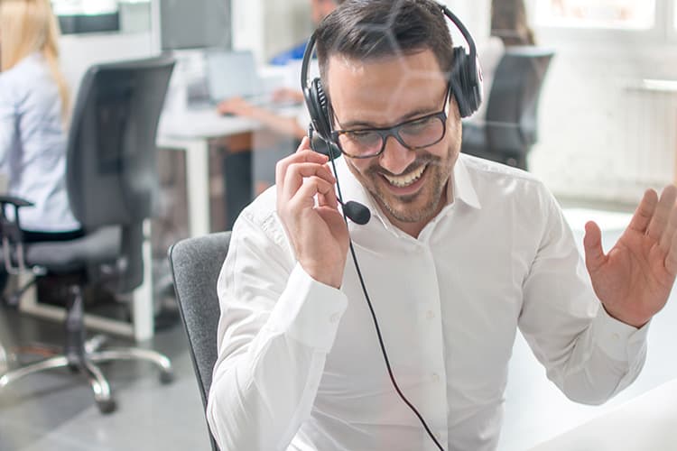Freundlicher Mann mit Headset
