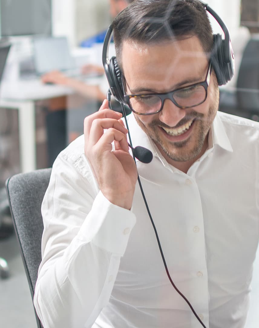 Freundlicher Mann mit Headset