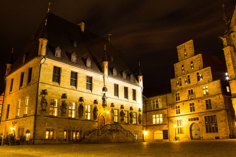 Das Osnabrücker Rathaus bei Nacht