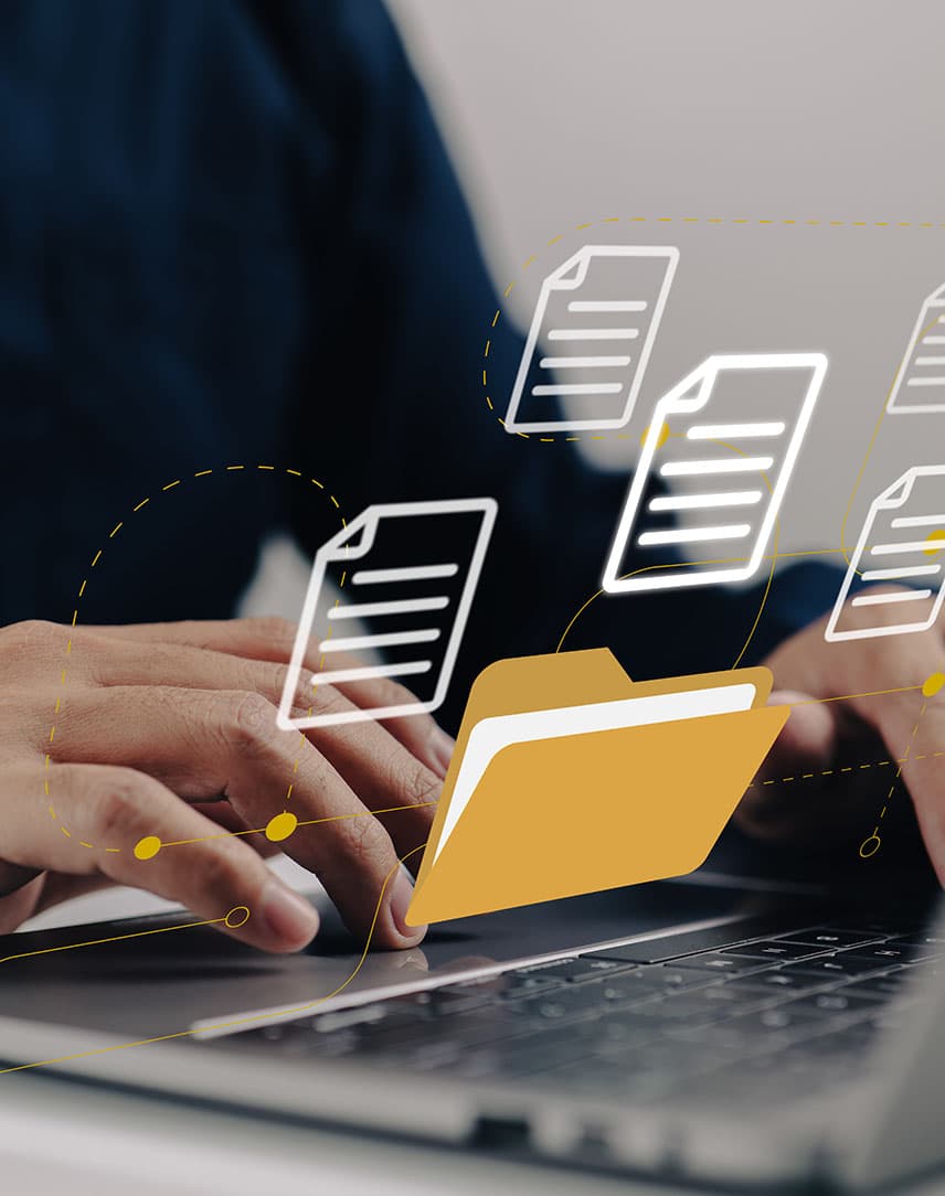 Ein Geschäftsmann lädt Dokumente über das Internet auf sein Notebook herunter.