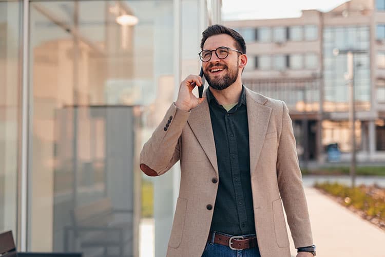 Mann in der Stadt telefoniert am Smartphone
