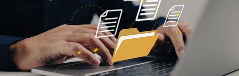 Dokumentendownload Ein Geschäftsmann lädt Dokumente über das Internet auf sein Notebook herunter.