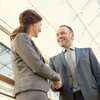 EWE Rechenzentren Mann und Frau im Business-Look geben sich die Hand