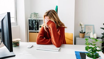 Frau wirkt verzweifelt vor Computer-Bildschirm
