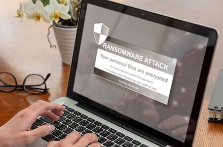 Stilisierte Darstellung eines hackerangriffs auf dem Laptop