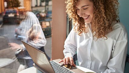 Frau im Café am Laptop