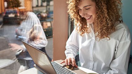 Frau im Café am Laptop