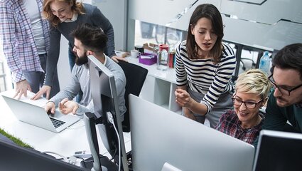 Gruppe von Menschen im Büro