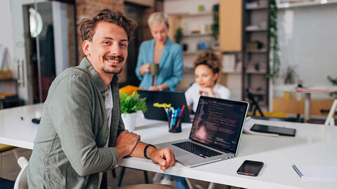 Ein Mann und zwei Frauen im Büro