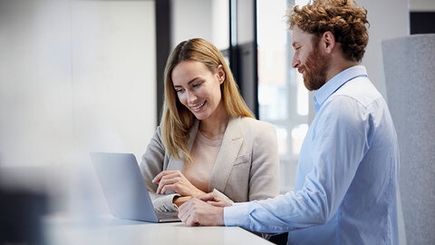 Mann und Frau vor dem Laptop