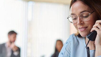 Frau am Festnetztelefon