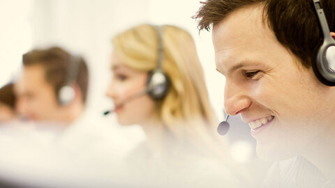 Drei Personen mit Headsets