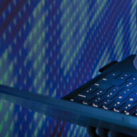 Hand am Laptop