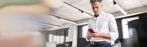 EWE Mailscan+ Mann im weißen Hemd am Handy