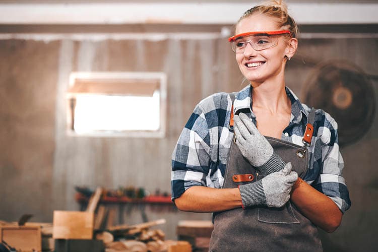 Frau mit Schutzkleidung in Werkstatt