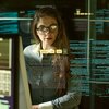 EWE REchenzentren betreiben Frau mit Brille schaut sich Daten an