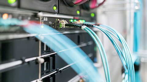 EWE Rechenzentren Kabel, die aus einem Server kommen