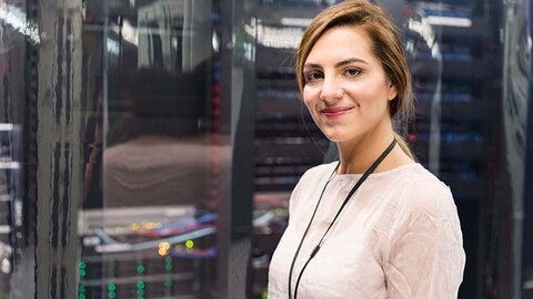 SOC-as-a-Service Sicherheit Frau in Serverraum lächelt