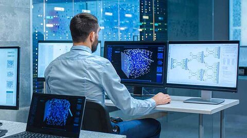 SOC-as-a-Service Analyse Mann sitzt am Schreibtisch vor verschiedenen Bildschirmen mit Daten