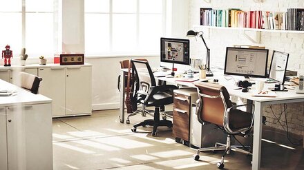 OTTO Office Ein leeres, sonnendurchflutetes Büro