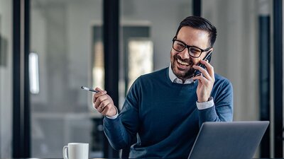 Digital vernetzen mit EWE Mann im Büro am Handy